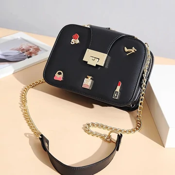 Amelia női válltáska csajos díszekkel fekete aa-002025