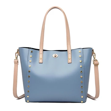 Nagyméretű női válltáska szegecses díszítéssel világoskék aa-001221