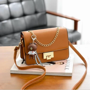 Allie női válltáska nagy csattal és láncos füllel barna aa-001529