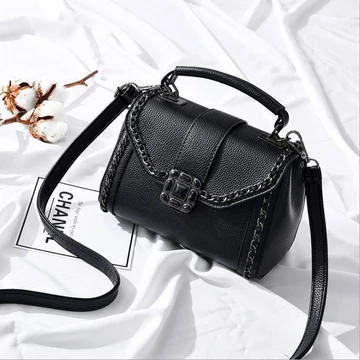 Joan kis méretű kézitáska válltáska négyzetes csattal és láncos dísszel fekete aa-001508