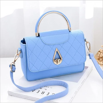 Diana kisméretű kézitáska válltáska szép csepp alakú csattal világoskék aa-001524