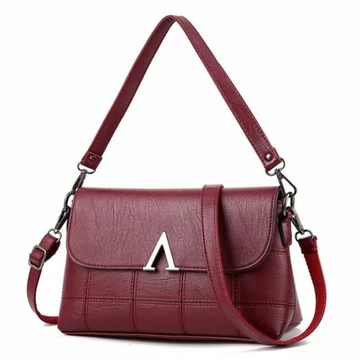 Laura kis méretű kézitáska válltáska “A” alakú dísszel bordó aa-001649