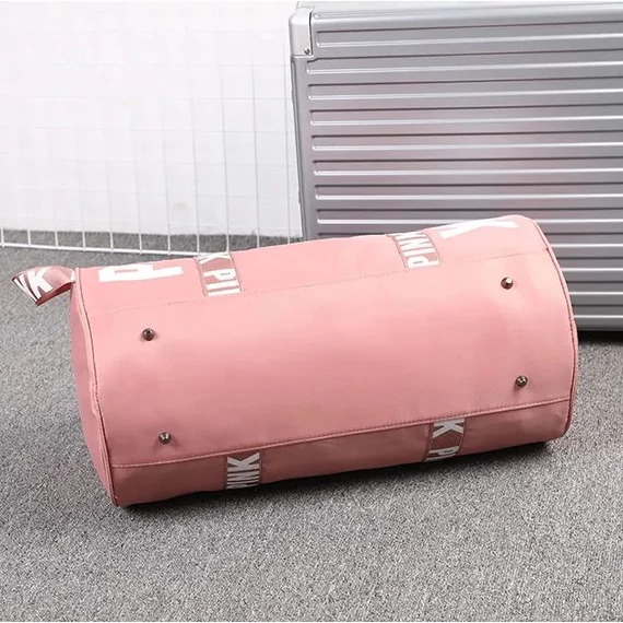 Pink multifunkciós, nagy méretű sporttáska, kétoldalt függőleges pink felirattal ciklámen aa-001783