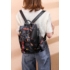 Kép 8/9 - Amira közepes méretű PU bőr női divat hátizsák toll mintával fekete aa-002337